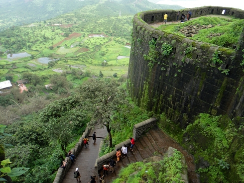 Lohagarh Tourist Guide , Maharashtra Tourist Guide , Maharashtra Tourism -  Holiday Travel